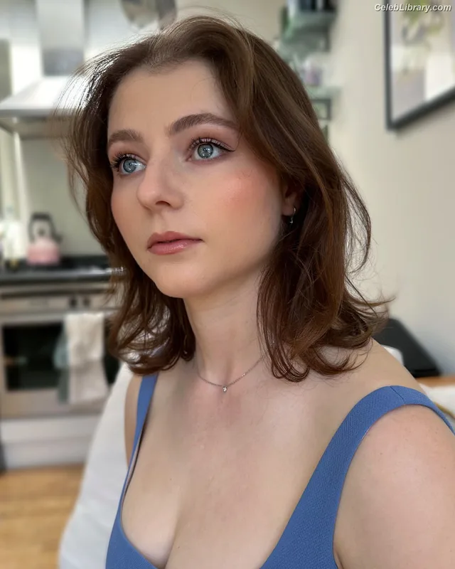 Thomasin Mckenzie photo 16 of 289