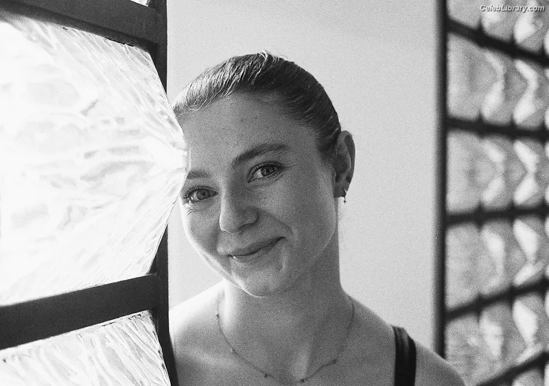 Thomasin Mckenzie photo 21 of 289