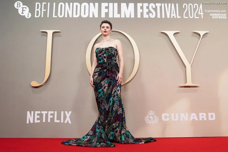Thomasin Mckenzie photo 1 of 289