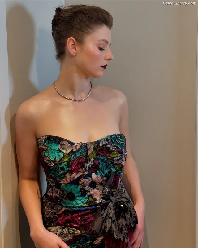 Thomasin Mckenzie photo 2 of 289