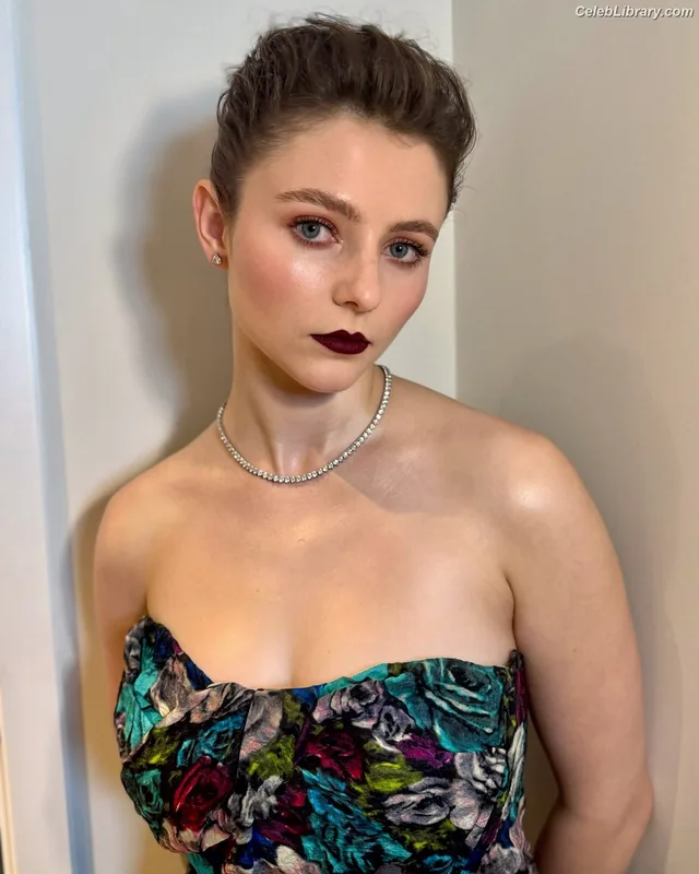 Thomasin Mckenzie photo 3 of 289