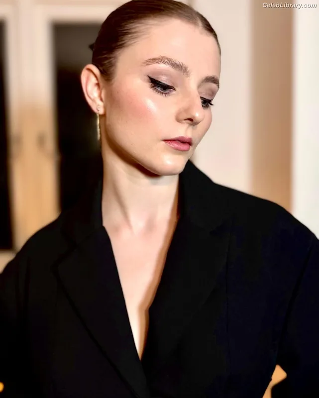 Thomasin Mckenzie photo 4 of 289