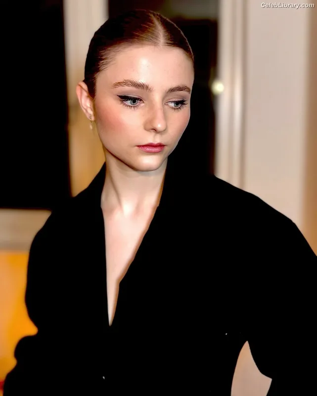 Thomasin Mckenzie photo 5 of 289