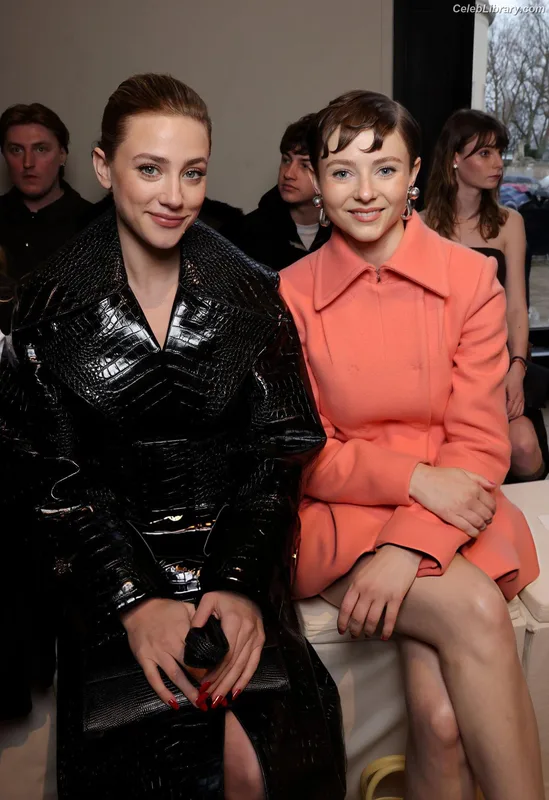 Thomasin Mckenzie photo 7 of 289