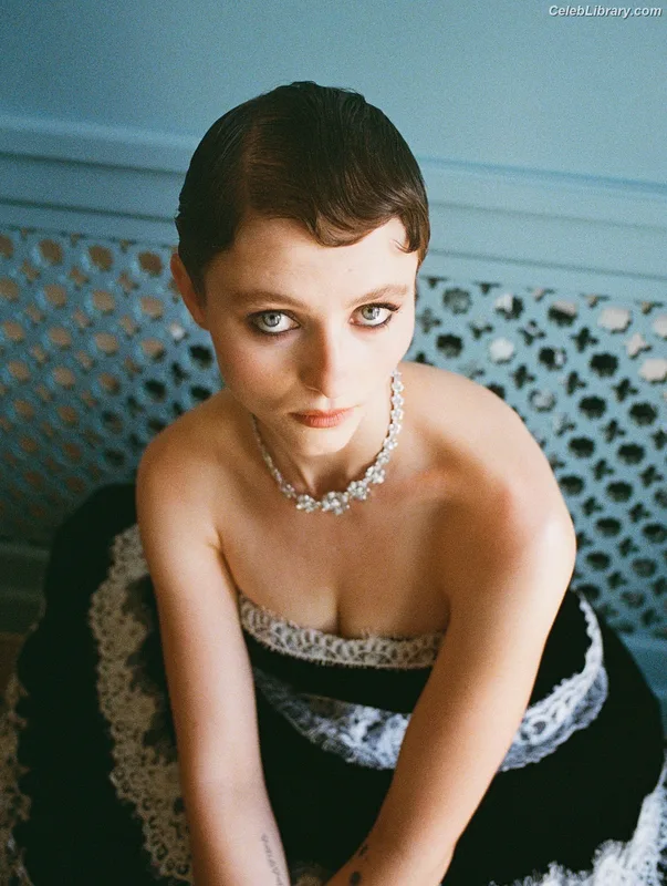 Thomasin Mckenzie photo 13 of 289