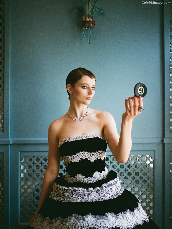 Thomasin Mckenzie photo 14 of 289