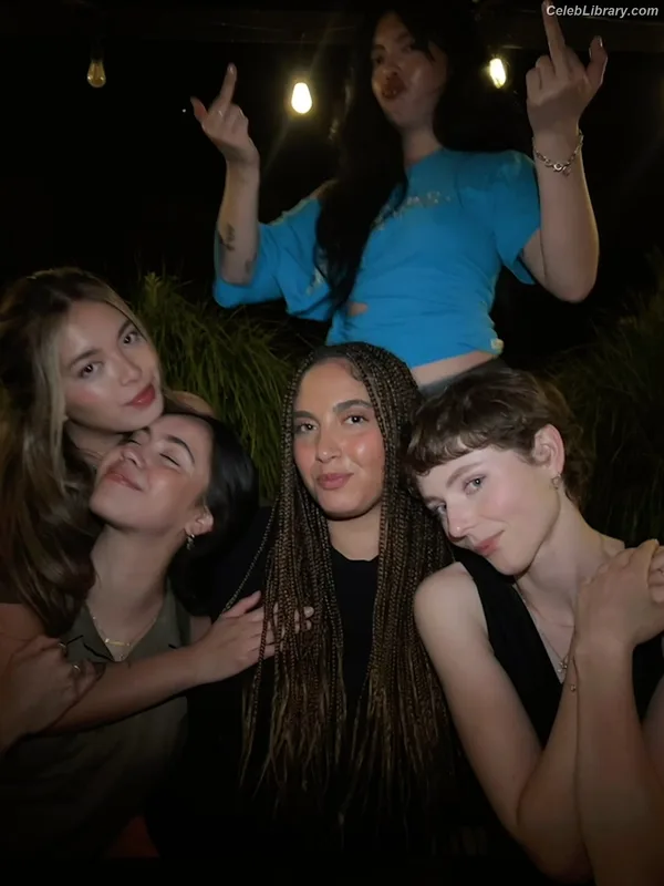 Thomasin Mckenzie photo 16 of 289