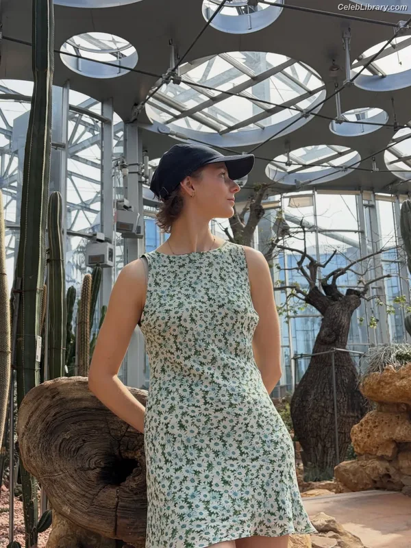 Thomasin Mckenzie photo 4 of 289