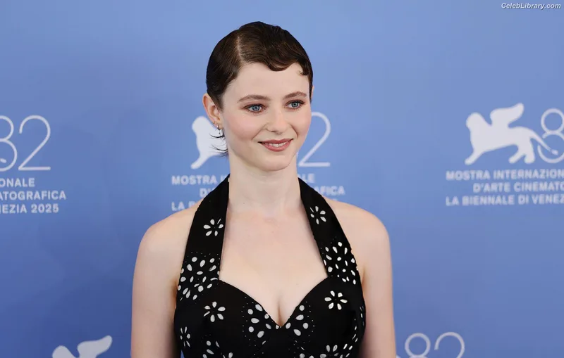 Thomasin Mckenzie photo 12 of 289