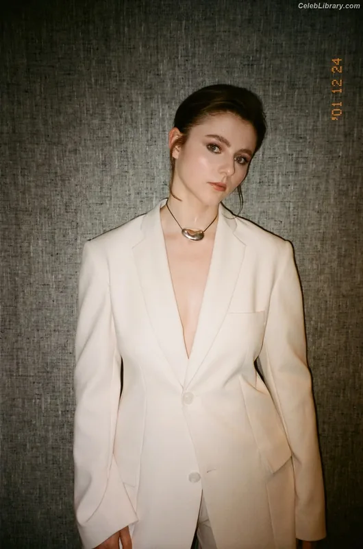 Thomasin Mckenzie photo 23 of 289