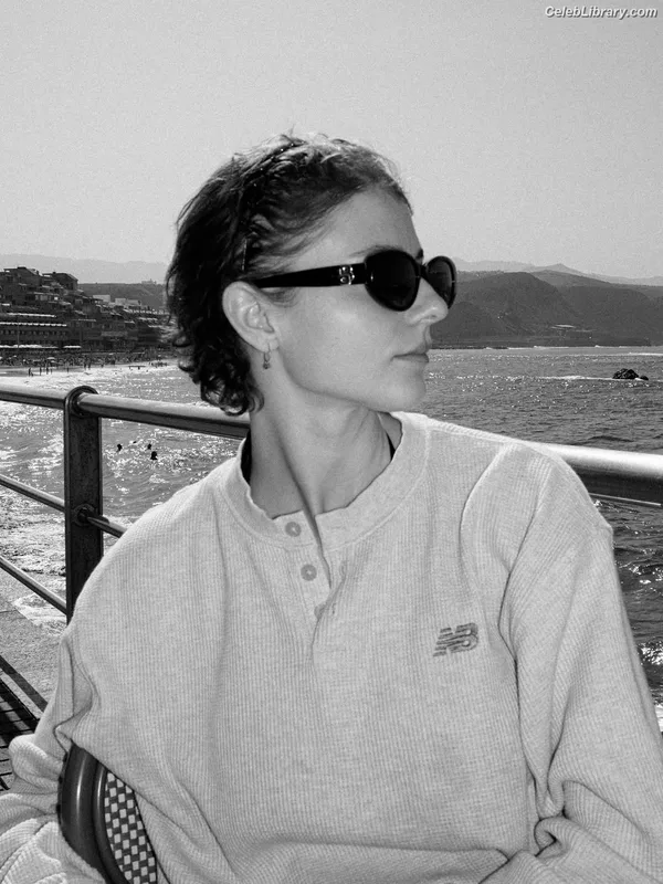 Thomasin Mckenzie photo 5 of 289
