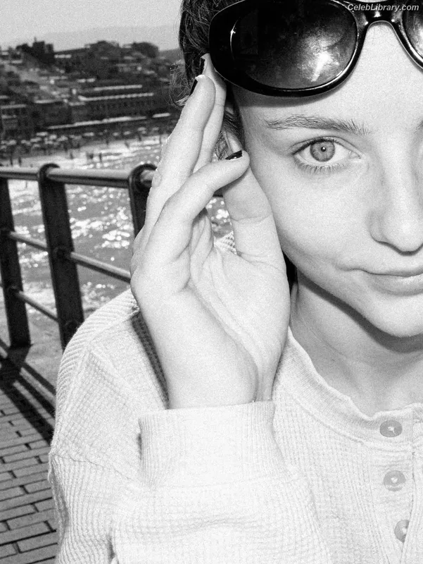 Thomasin Mckenzie photo 7 of 289