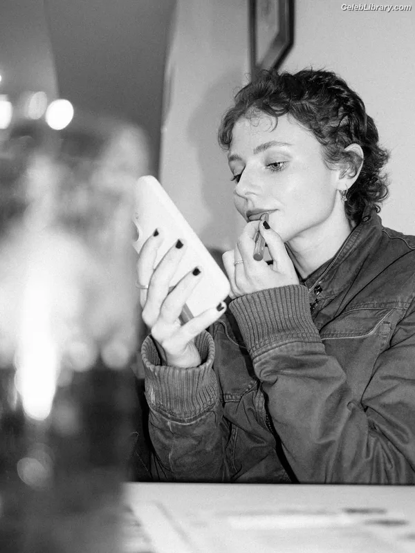 Thomasin Mckenzie photo 8 of 289