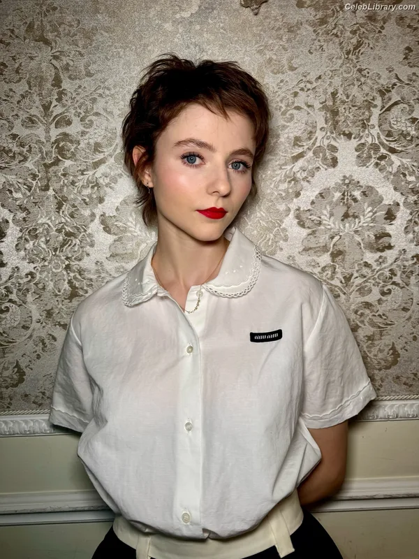 Thomasin Mckenzie photo 9 of 289