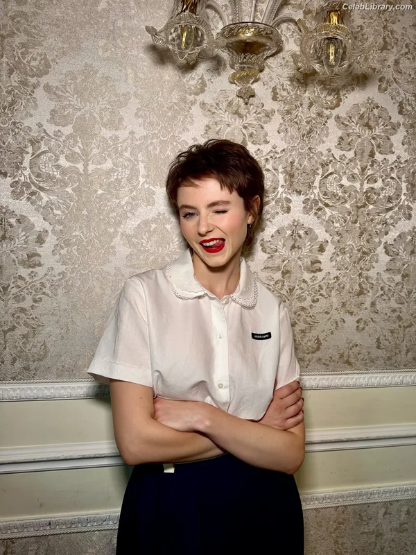 Thomasin Mckenzie photo 10 of 289