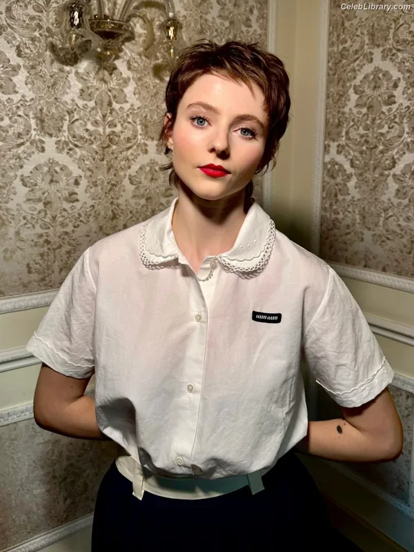 Thomasin Mckenzie photo 11 of 289