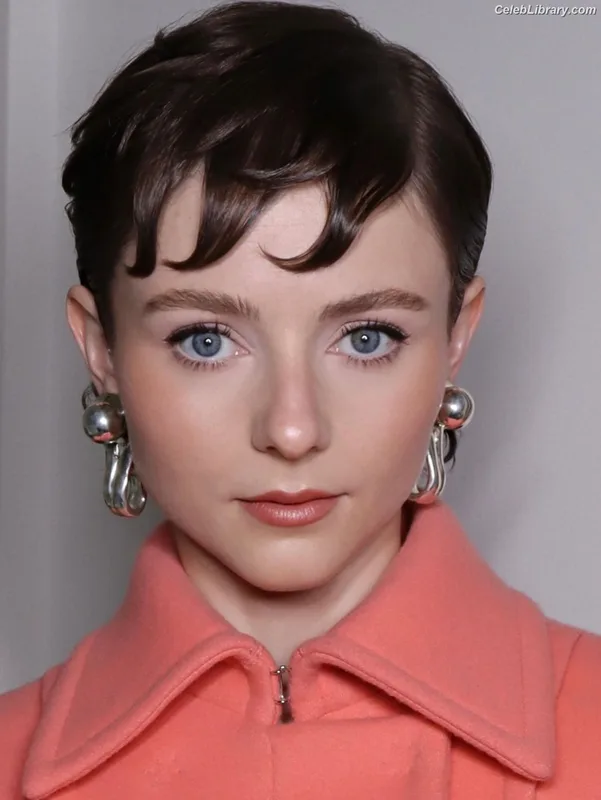 Thomasin Mckenzie photo 19 of 289