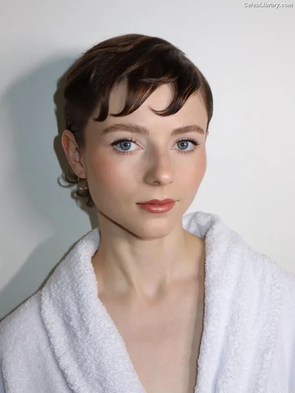 Thomasin Mckenzie photo 20 of 289
