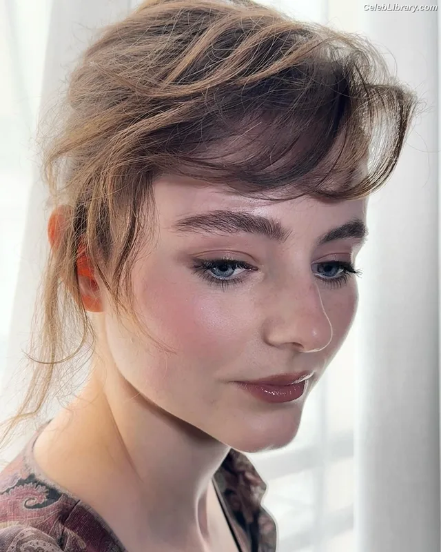Thomasin Mckenzie photo 4 of 289