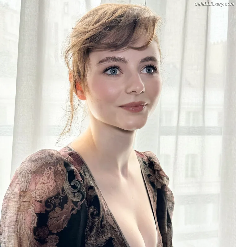 Thomasin Mckenzie photo 5 of 289