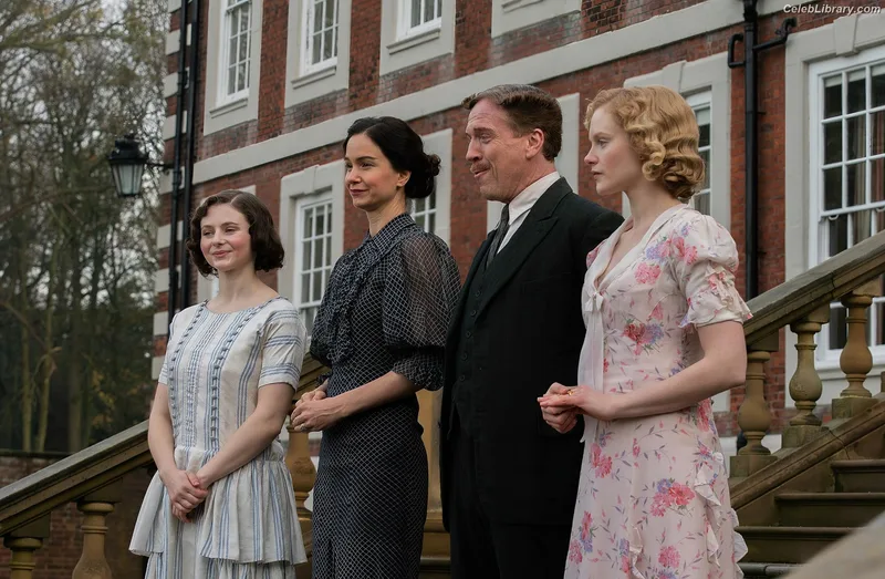 Thomasin Mckenzie photo 12 of 289