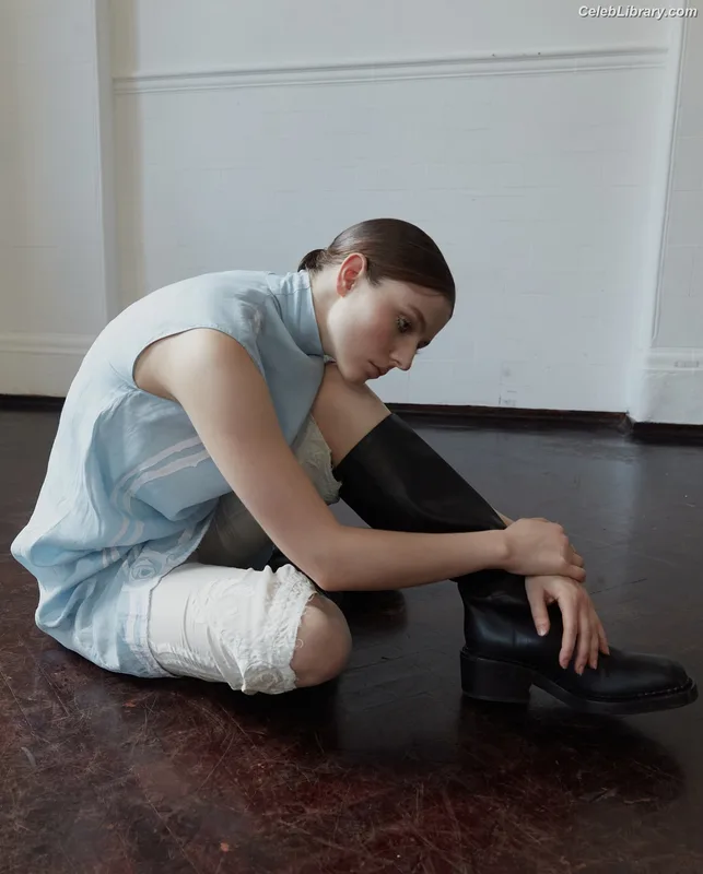 Thomasin Mckenzie photo 1 of 289