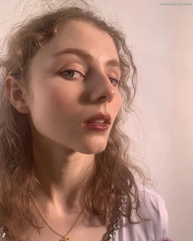 Thomasin Mckenzie photo 5 of 289