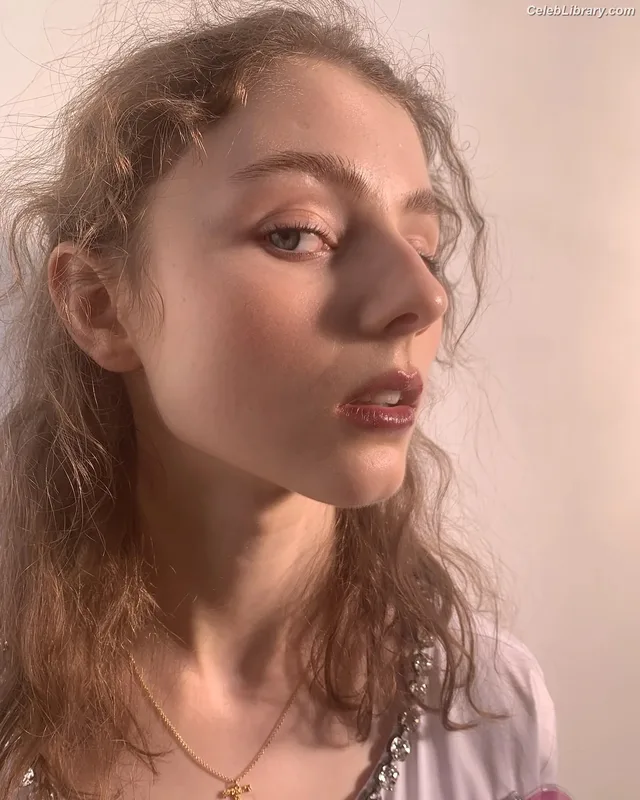 Thomasin Mckenzie photo 7 of 289