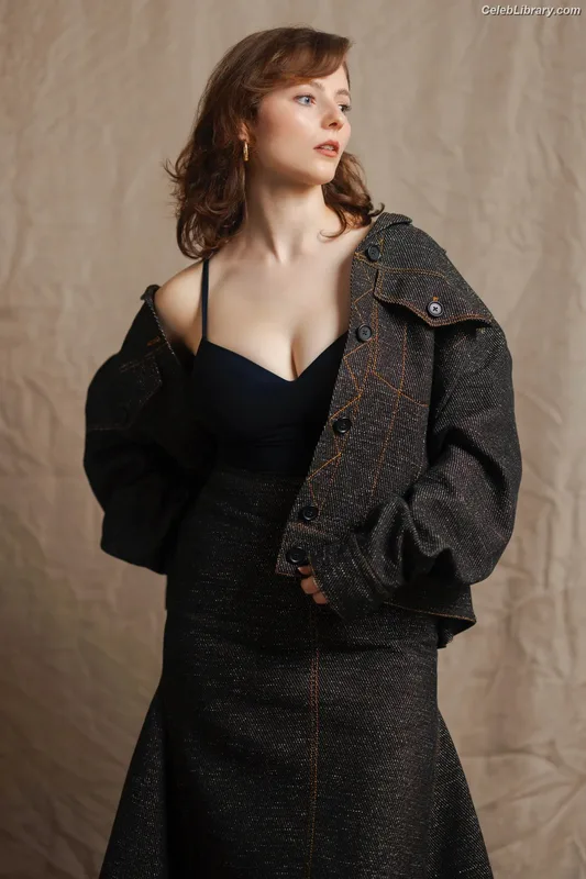 Thomasin Mckenzie photo 11 of 289