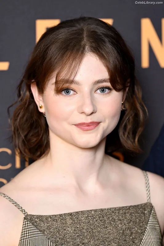 Thomasin Mckenzie photo 4 of 289