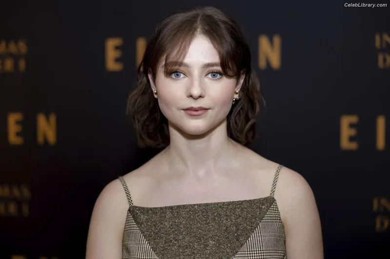 Thomasin Mckenzie photo 5 of 289
