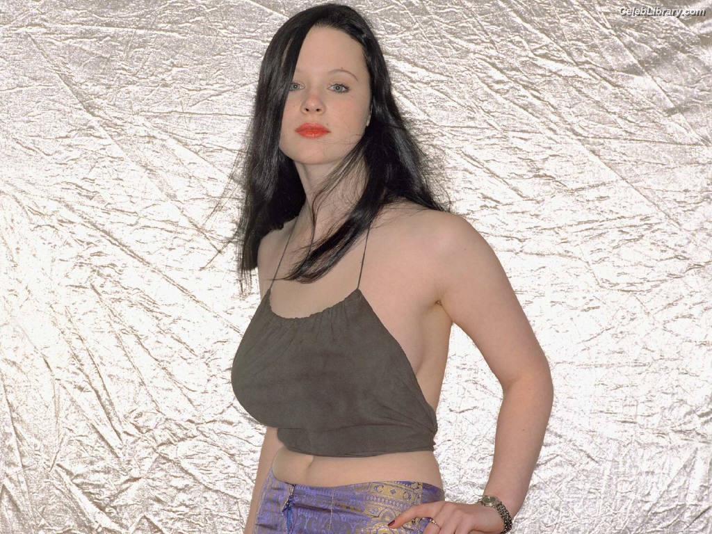 Thora Birch photo 2 of 19