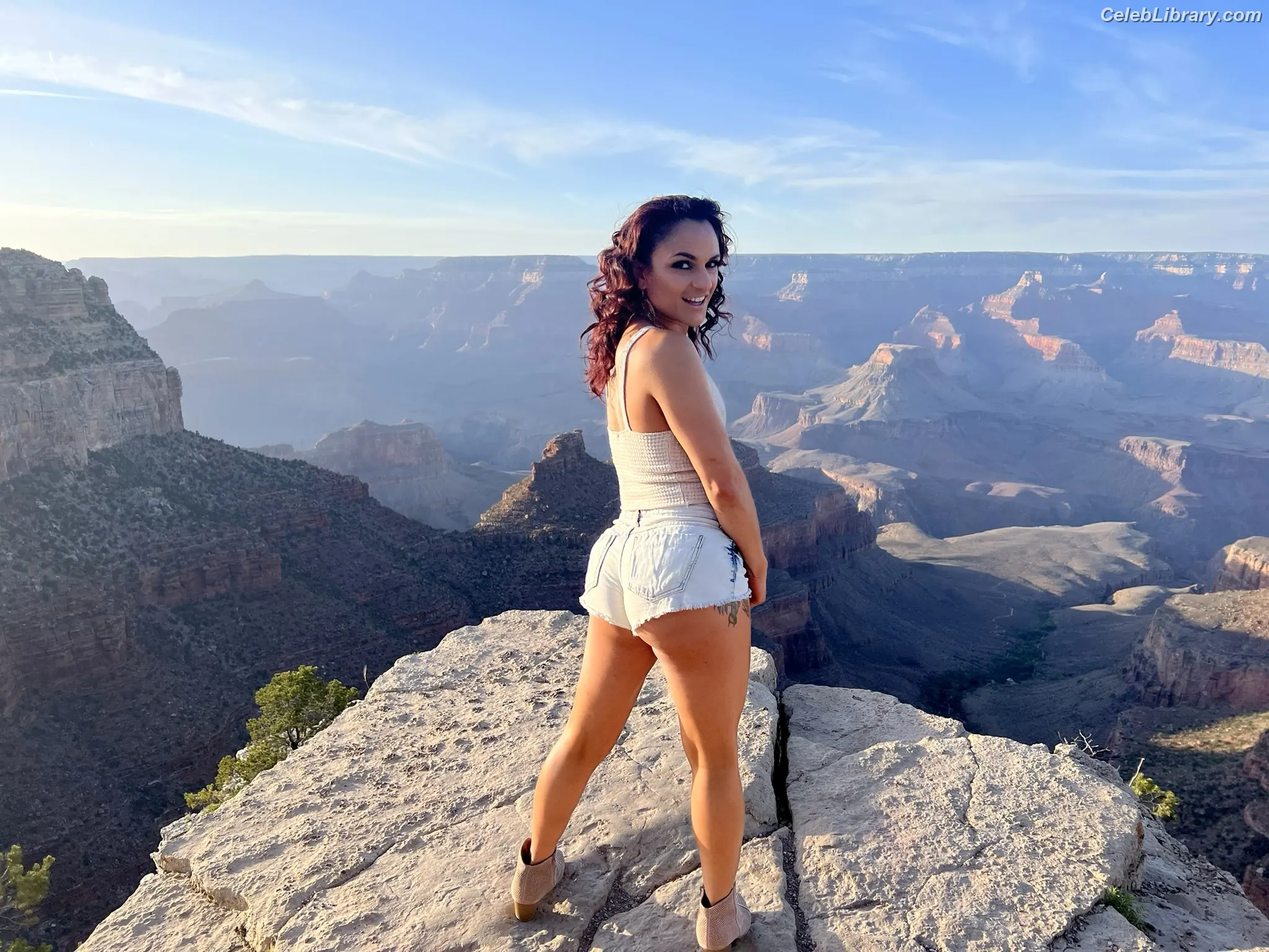 Thunder Rosa photo 2 of 911