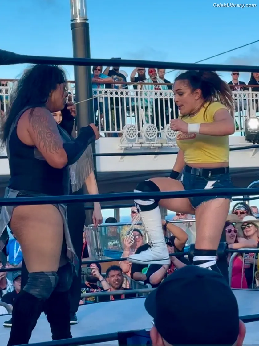 Thunder Rosa photo 20 of 911