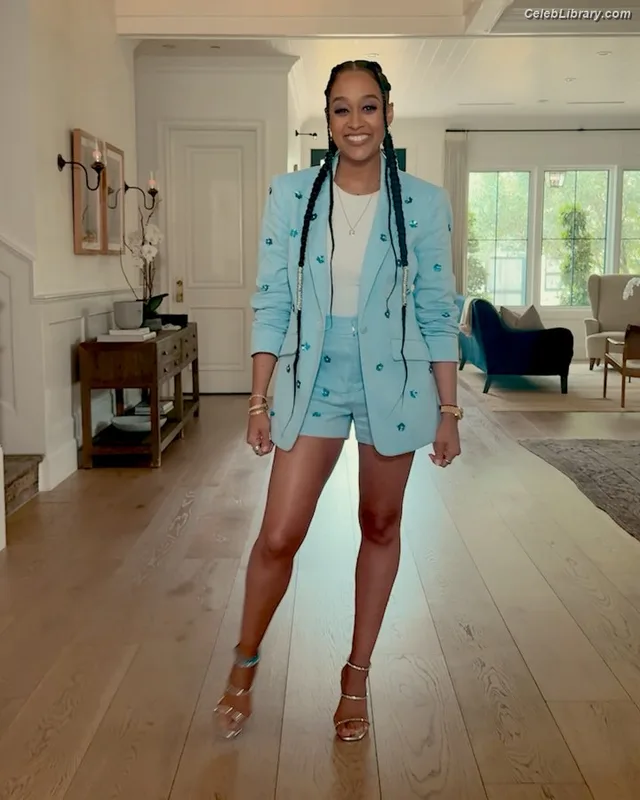Tia Mowry photo 2 of 185