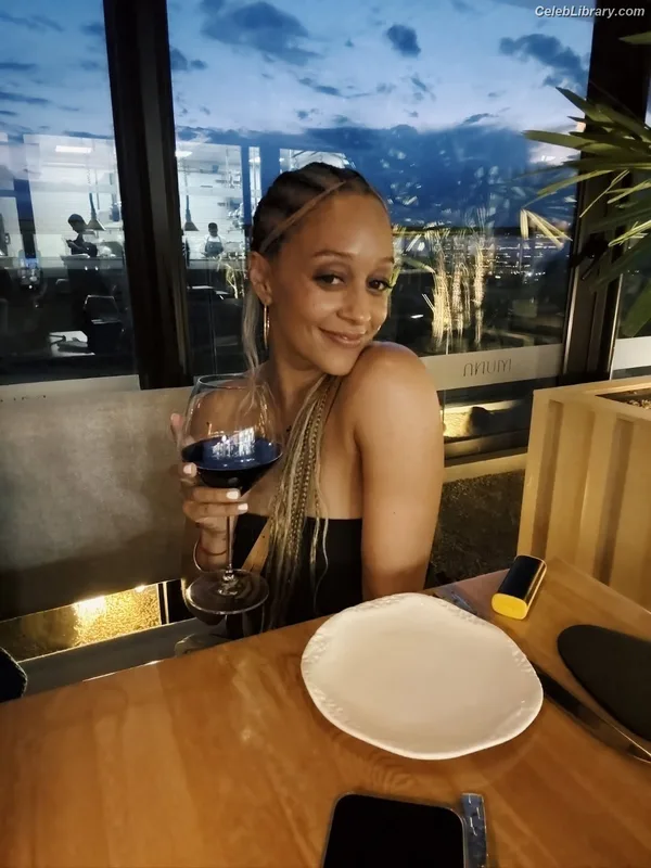 Tia Mowry photo 4 of 185