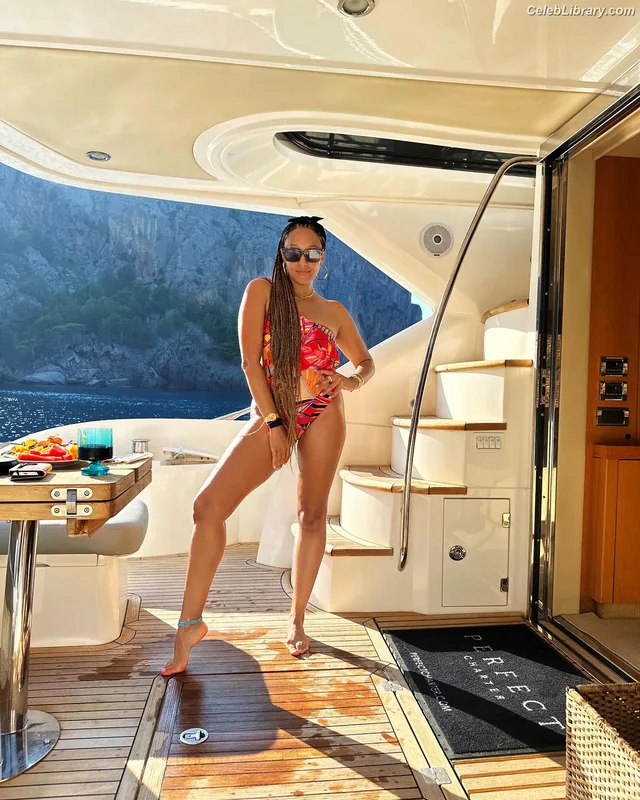 Tia Mowry photo 5 of 185