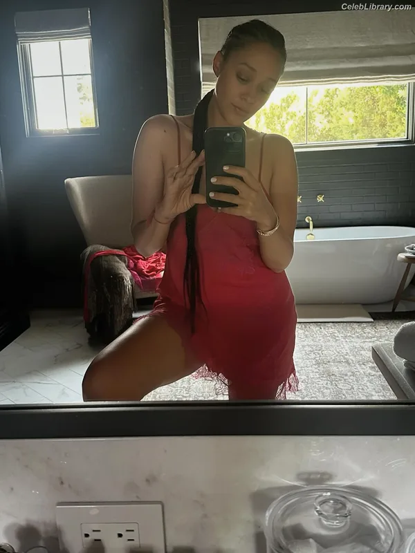 Tia Mowry photo 4 of 185