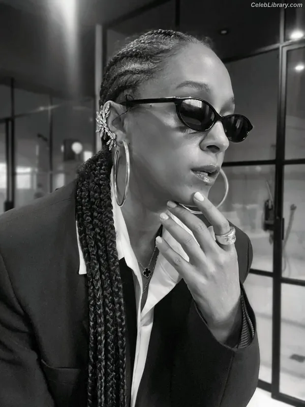Tia Mowry photo 10 of 185