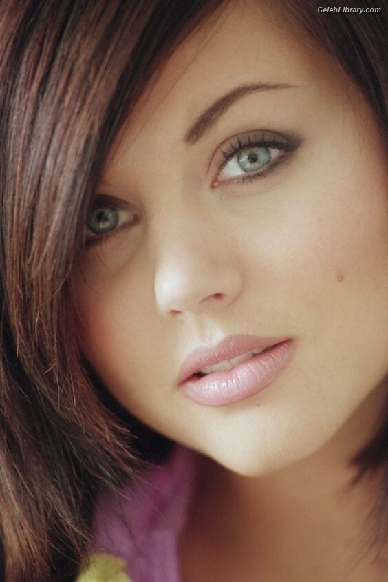 Tiffani Amber Thiessen photo 3 of 307