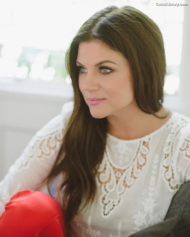Tiffani Thiessen photo 17 of 310
