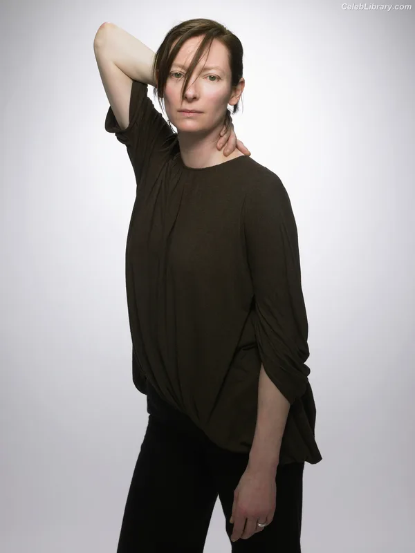 Tilda Swinton photo 11 of 18