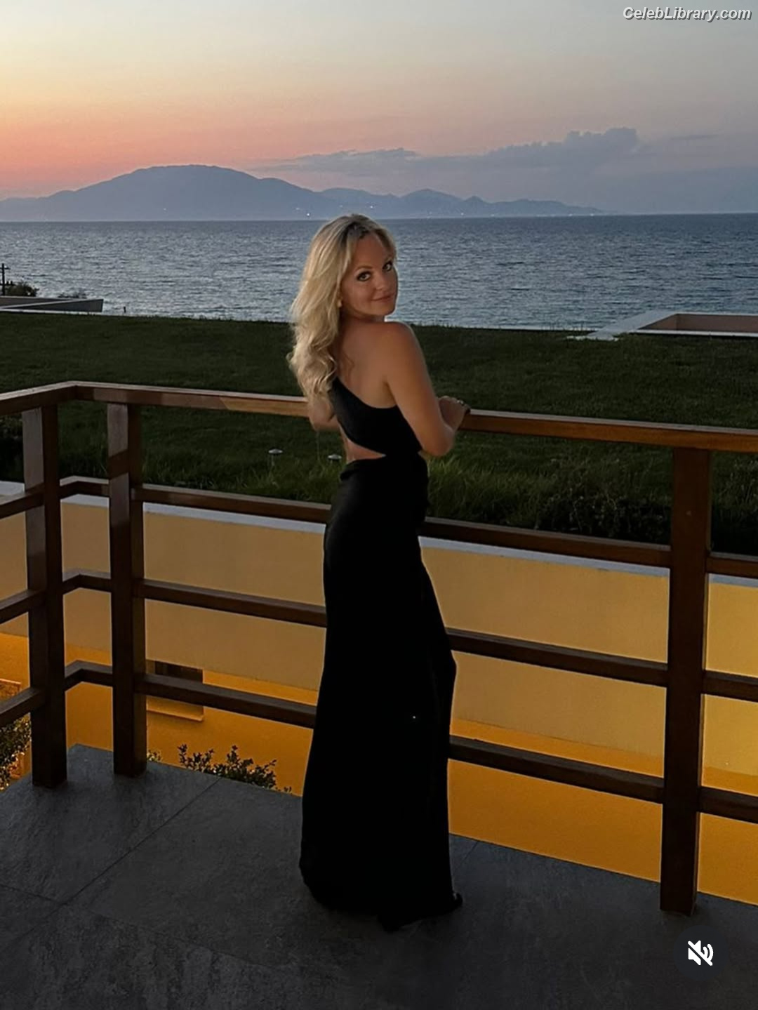 Tina O'Brien photo 15 of 298