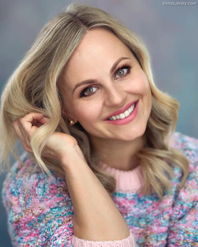 Tina O'Brien photo 13 of 298