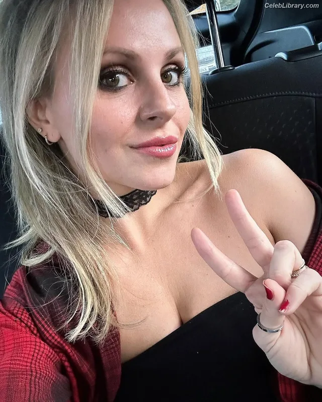 Tina O'Brien photo 1 of 298