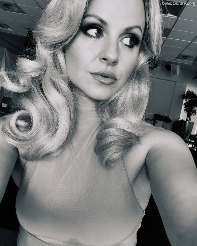 Tina O'Brien photo 8 of 298