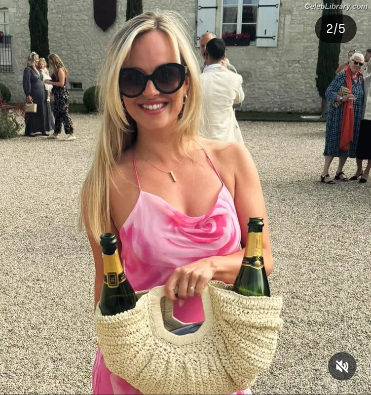 Tina O'Brien photo 14 of 298