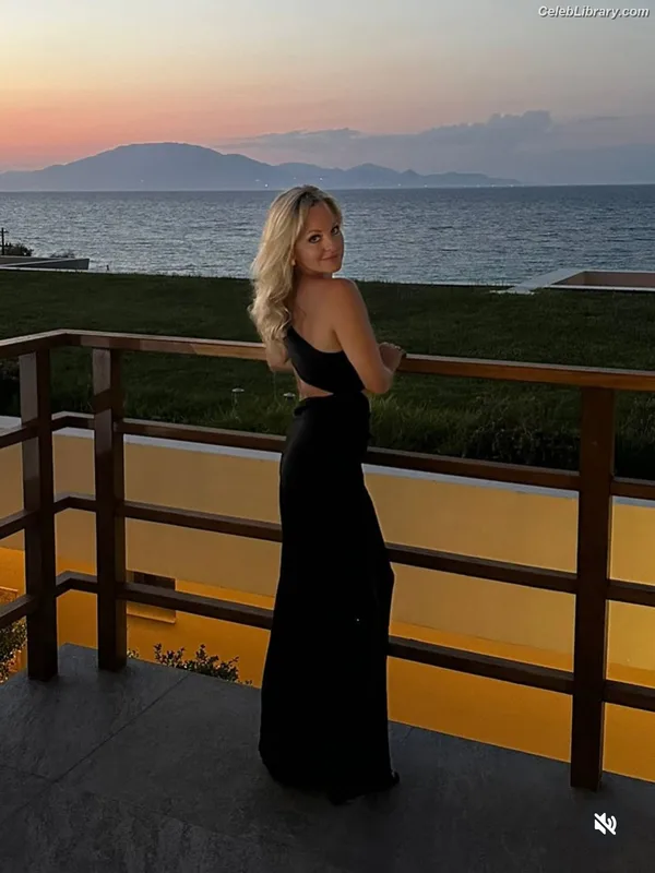 Tina O'Brien photo 15 of 298