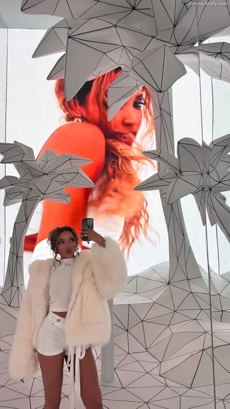 Tinashe photo 1 of 595