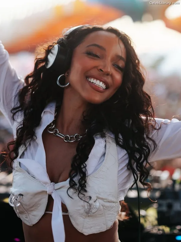 Tinashe photo 11 of 595